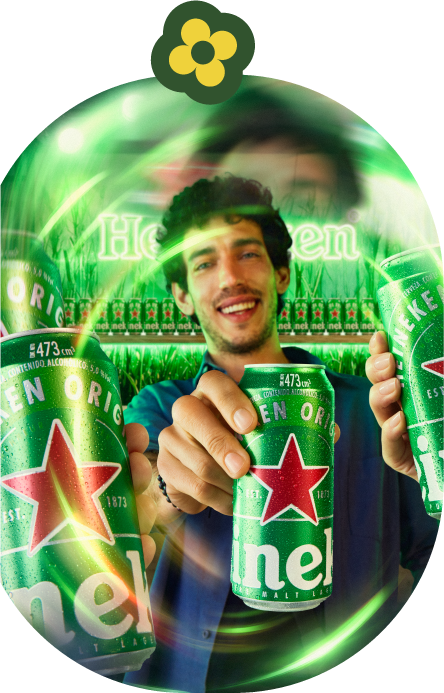 Joven sosteniendo una lata de Heineken