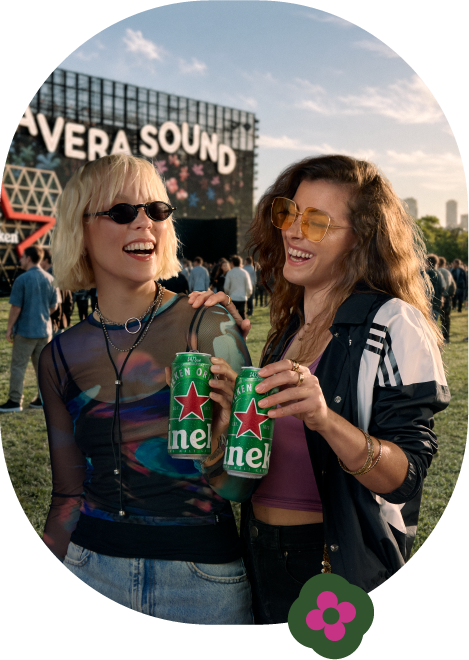 Dos amigas disfrutando con latas de Heineken